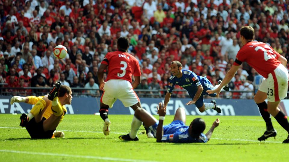1-1: Ricardo Carvalho stupte inn utlikningen i andre omgang, men det var Chelseas lederm�l som ble omdiskutert etter Community Shield-finalen mellom London-laget og Manchester United p� Wembley. Foto: SCANPIX/EPA/DANIEL HAMBURY