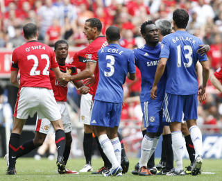 RASTE: United-spillerne likte d�rlig at Chelsea kontret inn 2-1 mens Evra l� nede. Foto: SCANPIX/AFP/IAN KINGTON