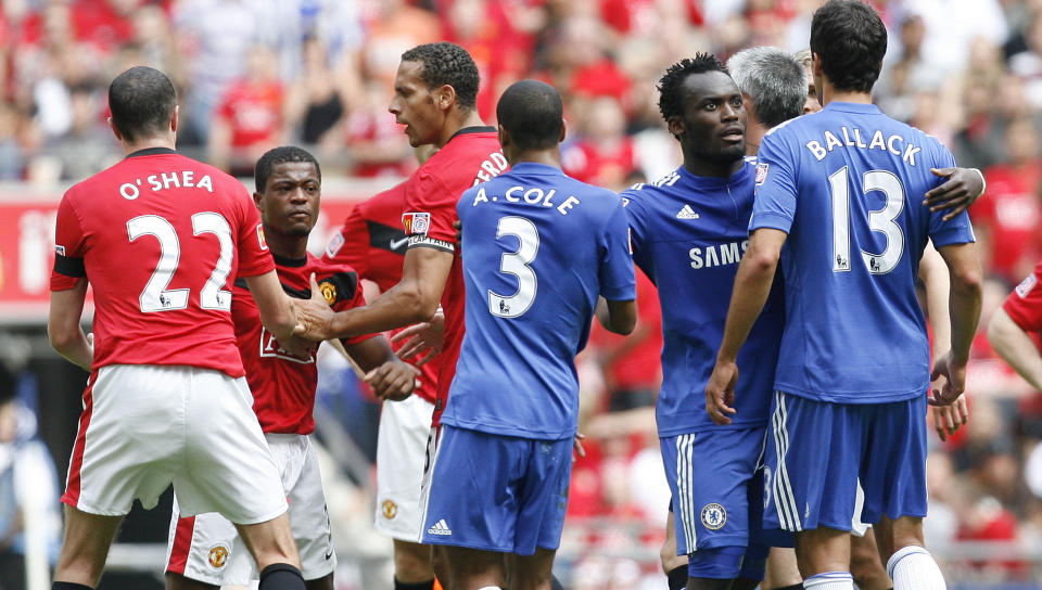 AMPERT I COMMUNITY SHIELD: Lagkameratene m�tte inn og skille Michael Ballack (t.h) og Patrice Evra etter albueepisoden. Foto: AFP/IAN KINGTON
