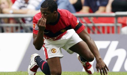L� NEDE: En kynisk Michael Ballack stoppet Patrice Evra med albuen, og mens franskmannen l� nede kontret Chelsea inn 2-1.  Foto: SCANPIX/REUTERS/Darren Staples