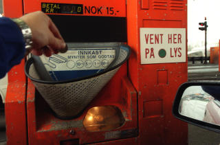BOMMER P� REGNINGEN: Bel�pet Siv Jensen bruker i valgkampen om utgiftene til en sykepleier fra Jessheim er feil. Riktig pris langt lavere enn Jensens p�stand. Foto: TERJE BENDIKSBY/SCANPIX