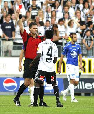 UTVIST: Rosenborgs Anthony Annan fikk sitt andre gule og dermed r�dt i andre omgang. Da ble oppgaven desto verre for bortelaget.
Foto: Svein Ove Ekornesv�g / SCANPIX