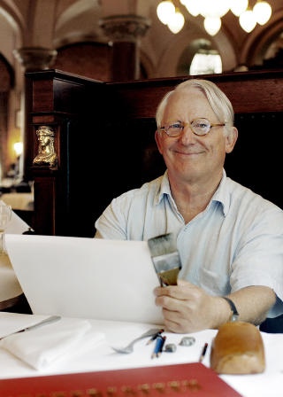 VINN EN GRAFF: Finn Graff sitter og tegner p� Teatercafeen. FOTO: AGNETE BRUN /MAGASINET.