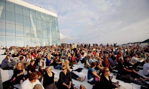  FULLT P� TAKET:  Over 8000 publikummere samlet seg p� Operataket da Antony and the Johnsons holdt konsert s�ndag
Foto: Stian Lysberg Solum/SCANPIX
