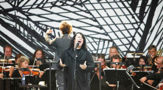 F�LSOMT OG SPIRITUELT: 
Antony & The Johnsons sammen med Operaorkesteret holdt s�ndag kveld konsert p� operataket i Oslo. 
Foto: Stian Lysberg Solum/SCANPIX