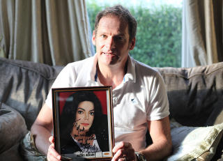 STO FRAM: Mark Lester (51) fortalte om sine mistanker i helga. Foto: SCANPIX/AP photo/Simon Dawson