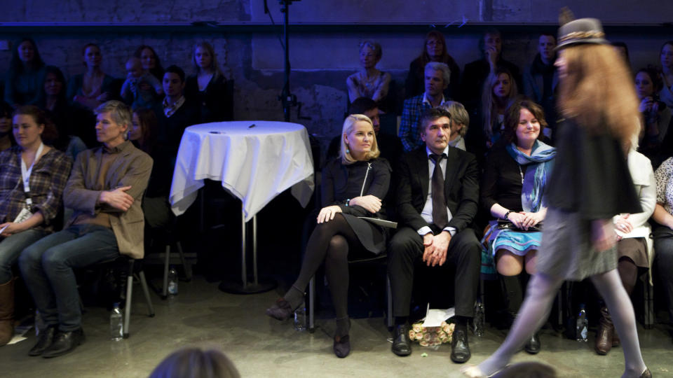 P� F�RSTE RAD: Kronprinsesse Mette-Marit og n�ringsminister Sylvia Brustad var tilstede p� den offisielle etableringen av Norsk Mote Institutt under Oslo Fashion Week i februar. Men moteuka, som starter igjen i morgen, er for utilgjengelig for folk flest, mener Dagbladets kommentator. Foto: SCANPIX
Foto: Kyrre Lien / SCANPIX