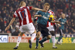 AKTUELL: Ryan Shawcross, her mot Liverpools Dirk Kuyt, skal v�re en stopper p� blokka til manager Rafa Benitez. Foto: AP/Jon Super
