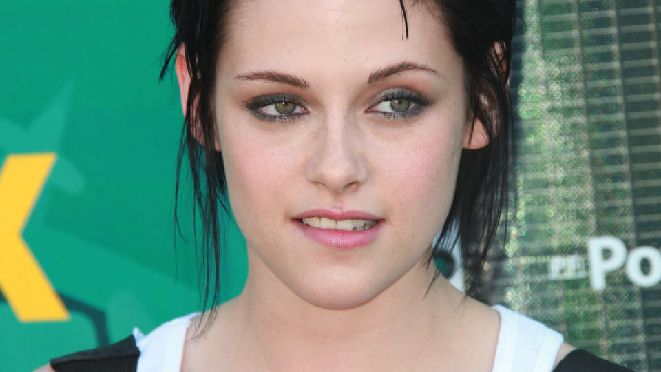 HAR KLIPPET H�RET: Kristen Stewart (19) som spiller Bella Swan  kom med sortfarget punkeh�r og kjole med nagler p� Teen Choice i g�r kveld. Se alle bildene nedenfor.