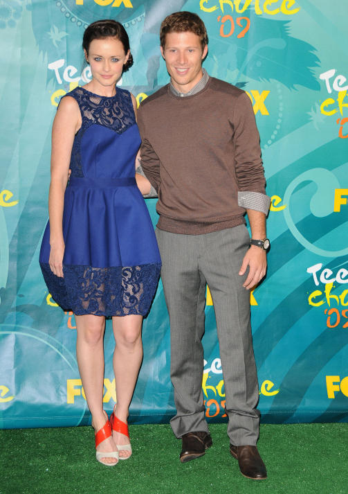 GILMORE GIRL: Alexis Bledel gjorde som Hudgens og valgte bl�tt, men spritet det hele opp med r�de, �pne pumps.