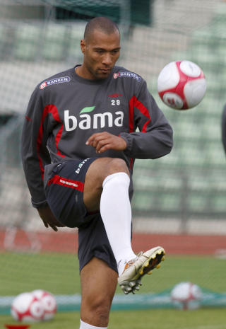 - BRA FOR ANGRIPERNE: John Carew h�per Hoseths pasningsspill kan bidra til flere m�lsjanser mot Skottland.
Foto: Cornelius Poppe / SCANPIX