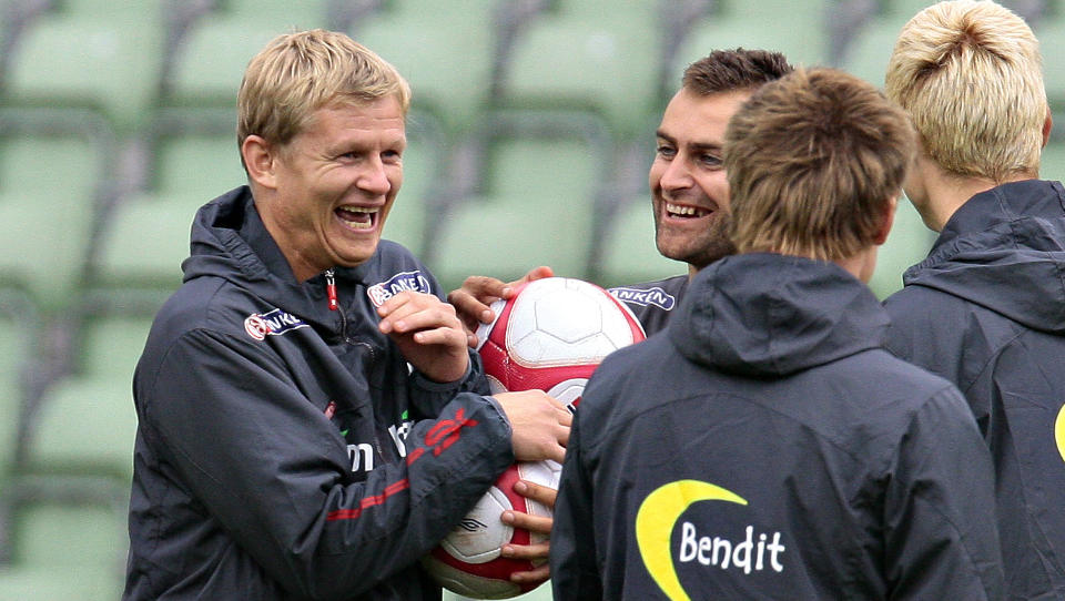 HYGGELIG DAGEN DERP�: Magne Hoseth og Steffen Iversen i str�lende hum�r p� dagens landslagstrening. - M�let i g�r var p� kanten av kunst, sier Drillo om Hoseths vidunderm�l mot RBK i g�r. Foto: Arnt E. Folvik/Dagbladet