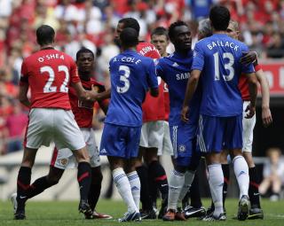 RASENDE: United-spillerne reagerte kraftig p� at Chelsea scoret mens Evra l� nede. Foto: Darren Staples / REUTERS.
