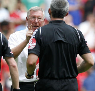 H�RF�NEREN: Alex Ferguson la ikke skjult p� hva han mente om dommer Chris Foy etter kampslutt. Foto: AFP/IAN KINGTON