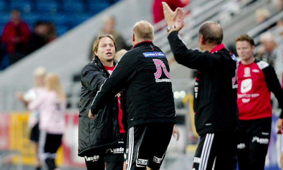 TIL SKREKK OG ADVARSEL: Branns trener Steinar Nilsen (tv) takket Odds trener Dag Eilev Fagermo for kampen etter  kvartfinalen i cupen l�rdag kveld, men Nilsen mener Fagermos oppf�rsel var et eksempel p� hvordan man ikke skal oppf�re seg. 
Foto: Stian Lysberg Solum / SCANPIX