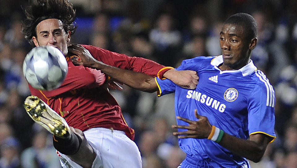 FIKK RIISE-R�D: Alberto Aquilani (t.v.) snakket mye med Roma-kompis John Arne Riise f�r han valgte � flytte til England og Liverpool. Her er italieneren i kamp mot Chelseas Salomon Kalou under Champions League-m�tet sist h�st. Foto: Toby Melville, Reuters/Scanpix