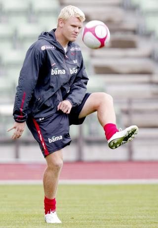 TAUS: John Arne Riise spiller landskamp mot Skottland i morgen. Under g�rsdagens trening p� Bislett Stadion �nsket ikke backen � snakke om Baardsen-saken.
Foto: Stian Lysberg Solum / SCANPIX