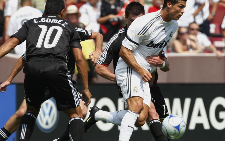 INFLUENSASYK:: Cristiano Ronaldo (t.h.) p�dro seg influensa under Real Madrids USA-tur. Her er portugiseren i aksjon mot DC United.Foto: SCANPIX/REUTERS/Jason Reed