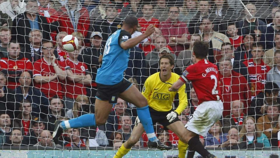 TROR IKKE P� UNITED: John Carew scoret mot Manchester United og Edwin Van der Sar i april. Villa-spissen tror ikke de r�de fra Manchester tar sin fjerde strake ligatittel i sesongen som starter til helga.Foto: Phil Noble, Reuters/Scanpix