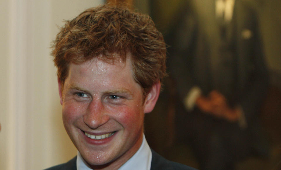 - BR�KJEKK: Prins Harry og vennene hans oppf�rte seg litt for br�kjekt etter Dizzee Rascals smak. Foto: AFP Photo  / POOL / Lefteris Pitarakis
