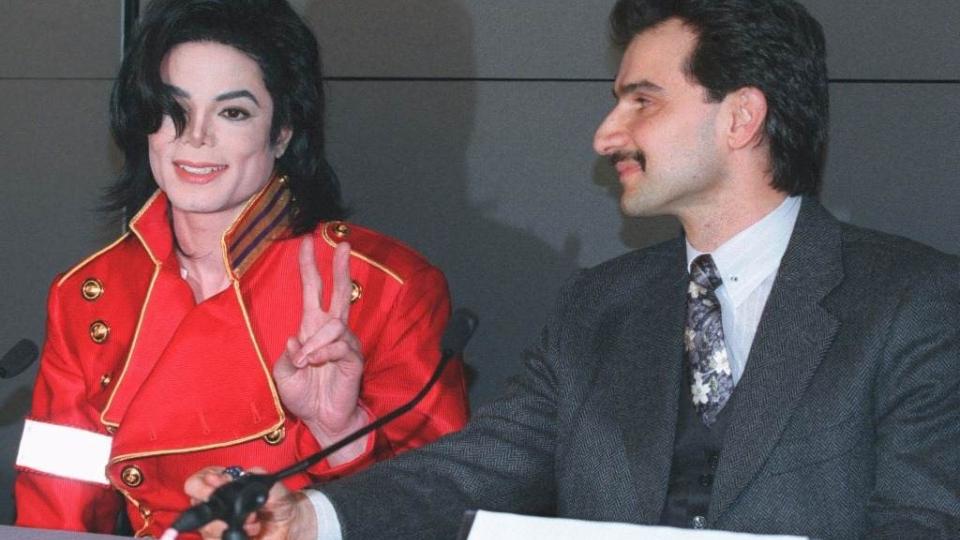 HAR SANSEN FOR PROBLEMBARN: Prins al-Waleed bin Talal al-Saud fikk i 1996 for seg at han skulle gjenreise karrieren til Michael Jackson. Her er de to p� en pressekonferanse samme �r. FOTO: John Schults/ REUTERS/SCANPIX