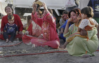 S�RGER: Kvinner og barn gr�ter etter to bombeangrep nord for Mosul. Foto: AP Photo/Scanpix