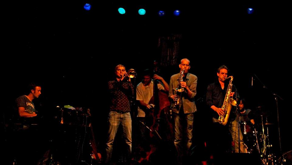 GNISTRET: Jazzmobb, fra v. J�rn �ien, K�re Nymark, Per Zanussi, Jon Klette, Gisle Johansen og Andreas Bye. FOTO: Terje Mosnes