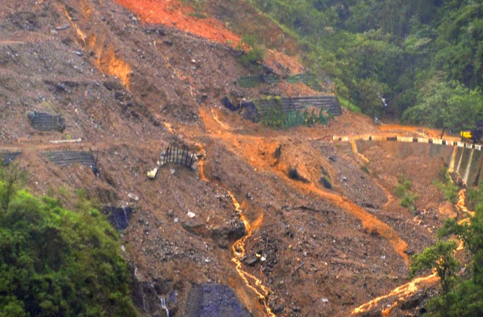 RAS: En fjellside har rast over en vei i Taiwan. Minst 400 er fryktet d�de etter at et leirras jevnet en landsby med jorda fjellandsbyen Hsiao Lin i fylket Kaoshiung i Taiwan. To meter regn de siste dagene har f�rt til n�r 40 bekreftede d�dsfall. Foto: REUTERS/Scanpix