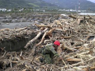 VANSKELIG JOBB:  Redningsmannskaper leter etter overlevende i fylket Kaoshiung i Taiwan. Minst 400 kan v�re savnet etter at et leirras jevnet en landsby med jorda. REUTERS/Taiwan Military News Agency/Scanpix