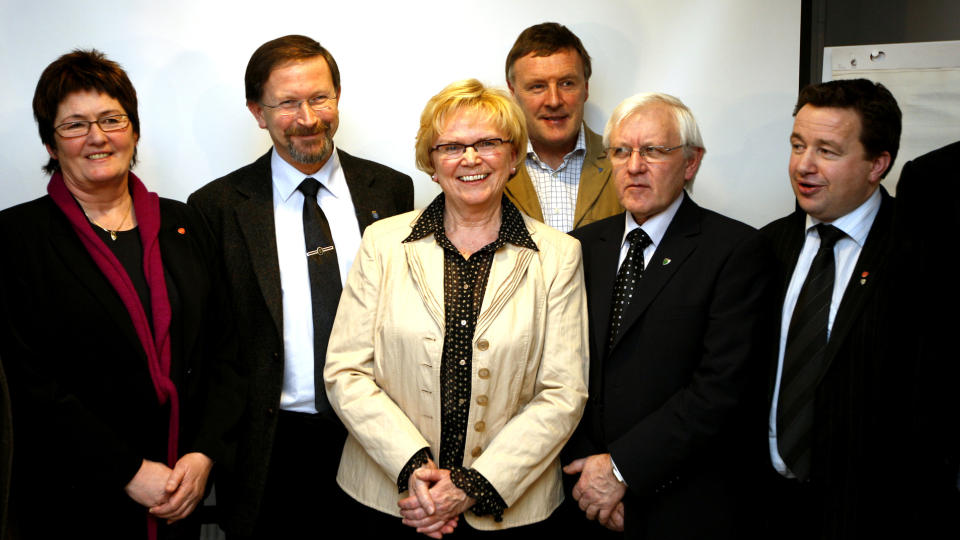 KRISEM�TE: Hemnes-ordf�rer Kjell Idar Juvik (t.h.) Hattfjelldal-ordf�rer Asgeir Alm�s, Bremanger -ordf�rer K�re Olav Svarstad, kommunal- og regionalminister Magnhild Meltveit Kleppa, Haugesund-ordf�rer Petter Steen jr. og Vik -ordf�rer Marta F. Halset holdt krisem�te i departementet i vinter. De �tte kommunene som er rammet av risikoinvesteringer  i amerikanske verdipapirer via det n� konkurssl�tte meglerselskapet Terra Securities. Foto: Lise �serud / SCANPIX