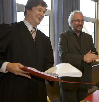 VENTER SPENT: Forsvarer John Christian Elden (t.v.) og Einar Baardsen i Stavanger tingrett f�r saken mot Baardsen startet mandag morgen. Foto: Scanpix