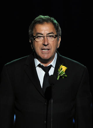 REGISS�R: Kenny Ortega holdt tale under minneseremonien til Michael Jackson i Staples Center 7. juli. N� skal han etter all sannsynlighet ogs� regissere filmen basert p� konsert�vingene. Foto: Gabriel Bouys/AFP