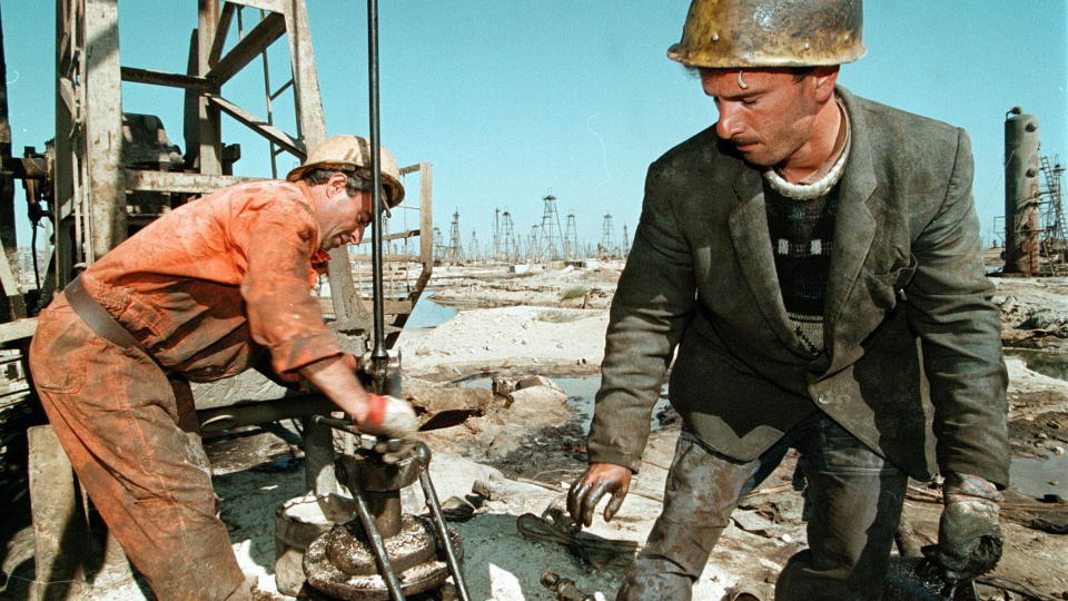 UTENLANDSK SATSING: Til tross for enorm oljesatsing i land som Aserbajdsjan, Nigeria, Angola og Canada, mener oljeforsker Helge Ryggvik at Statoil verken har oppn�dd driftsansvar, overskudd eller arbeidsplasser av s�rlig betydning. Her fra oljearbeidere i Aserbajdsjan. Foto: AFP/Scanpix