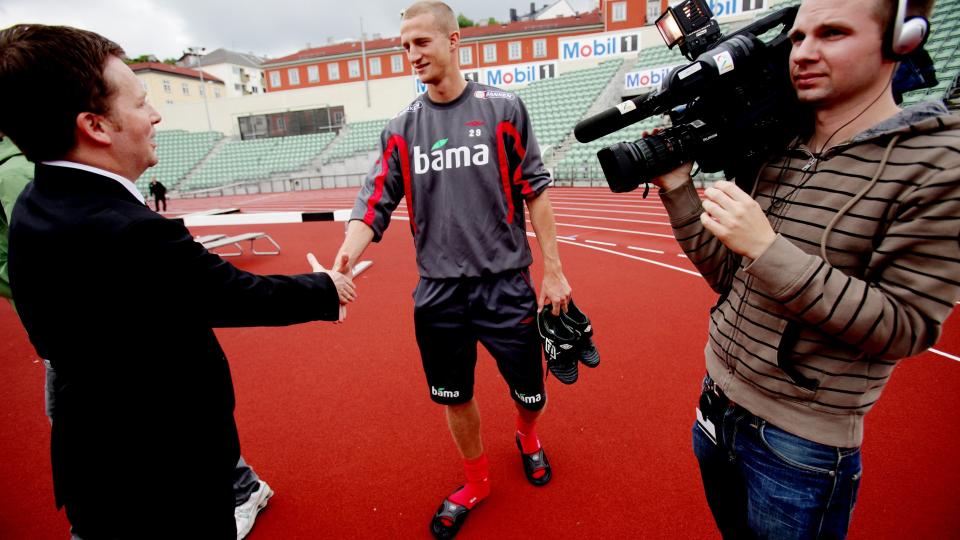 ETTERTRAKTET: Brede Hangeland ble intervjuet b�de av norske og skotske journalister under mandagens trening p� Bislett Stadion. I dag v�kner nordmannen til nye rykter om seg selv. Foto: Stian Lysberg Solum / SCANPIX