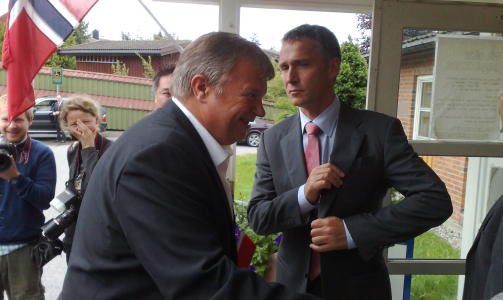 BES�KER L�RENSKOG SYKEHJEM: Statsminister Jens Stoltenberg (Ap) og helse- og omsorgsminister Bjarne H�kon Hanssen (Ap) presenterer �Eldreplan 2015�. Foto: �ISTEIN NORUM MONSEN/DAGBLADET