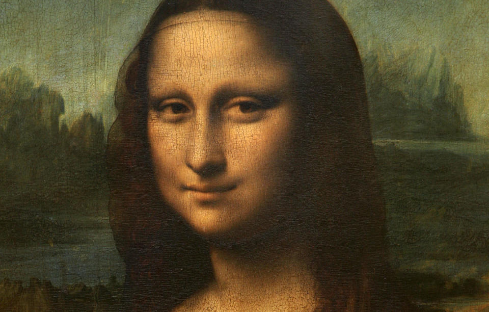 SKJULT BAK SKUDDSIKKERT GLASS: Mona Lisa smiler fortsatt like lurt etter � ha blitt angrepet med en tekopp. Foto: AFP PHOTO / JEAN-PIERRE MULLER