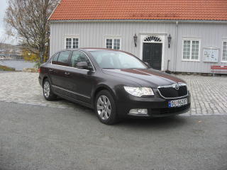 TJEKKISK: Skoda Superb koster 291.300 kroner, har 105 hester, forbruker cirka en halvliter og slipper ut 136 g CO2. Foto: Are Borgir