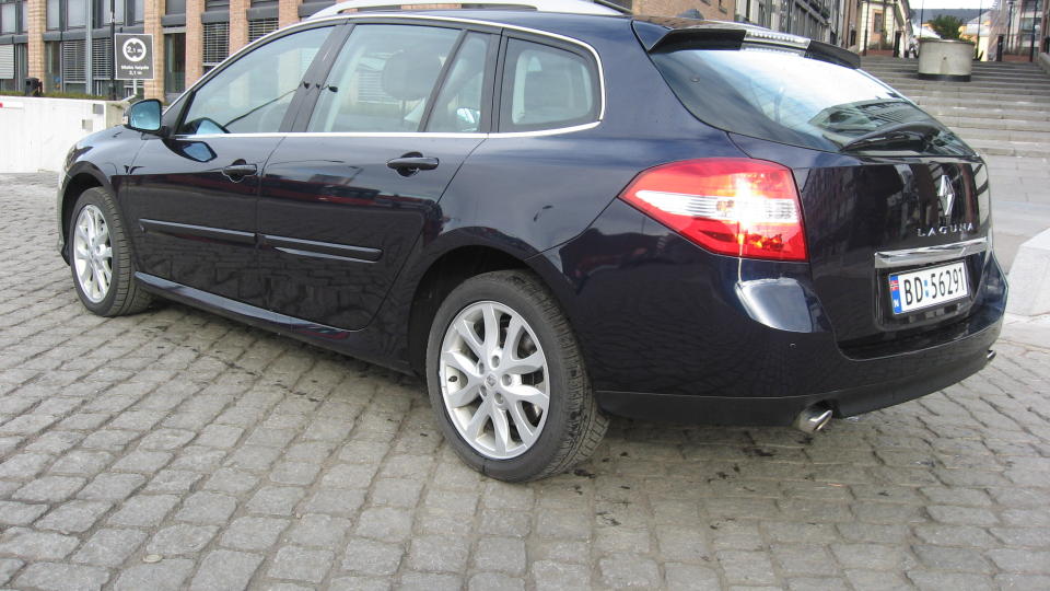FRANSK: Renault Laguna ECO2 koster 279.000 kroner, har 110 hester og bruker under halvliteren. Sp�rsm�let er om modellen kan l�fte Renault opp av gr�fta. Foto: Are Borgir