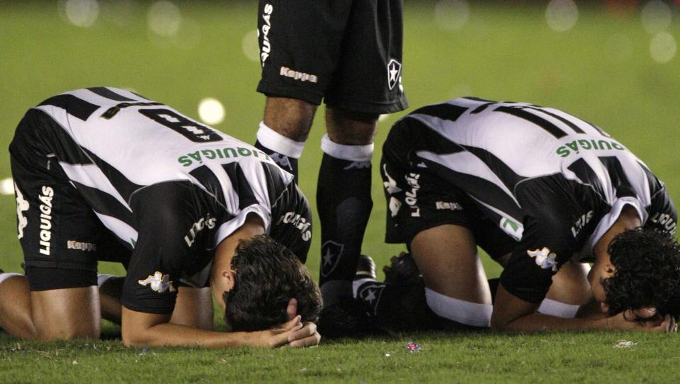 TAPTE MOT FLAMENGO: Her depper Botafogo-spillerne etter finaletapet i Rio-mesterskapet i mai. N� har ogs� spillernes trener f�tt sparken. Foto: REUTERS/Bruno Domingos