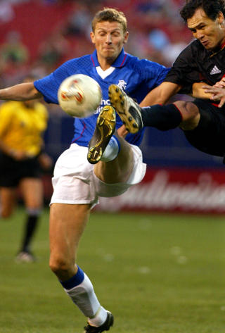 DYRESTE NORDMANN: Tore Andr� Flo kostet skotske Rangers 12 millioner pund, eller 161 millioner kroner. Det var i 2001, da pundkursen var langt h�yere enn i dag. Foto: AP/Jeff Zelevansky