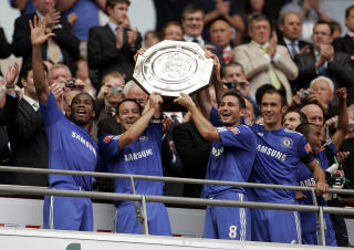 FREDHEIMS GULLTIPS: Chelseas John Terry l�ftet Community Shield-trofeet s�ndag. Fredheim har de bl� som knappe ligafavoritter f�r sesongstart. Foto: AP/Akira Suemori