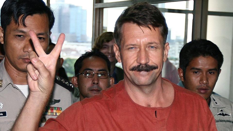SNART FRI: Viktor Bout kan med rette vise v-tegnet. Han er snart en fri mann, etter at Thailand nekter � etterkomme USAs krav om fengsling. Foto: EPA/NARONG SANGNAK/Scanpix