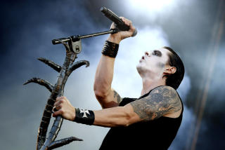 VERDT EN HUNDRINGS? Plateselskapet som har Satyricon - og rundt 50 andre artister - i stallen, fikk ved forrige utbetaling rett i underkant av 100 kroner fra Spotify. Foto: SCANPIX VERDT EN HUNDRINGS? Plateselskapet som har Satyricon - og rundt 50 andre artister - i stallen, fikk ved forrige utbetaling rett i underkant av 100 kroner fra Spotify. Foto: SCANPIX