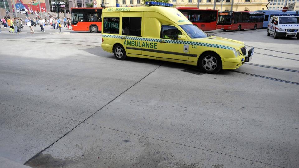 MANN TRUFFET AV BUSS: En eldre mann ble fraktet vekk i ambulanse. Foto: THOMAS RASMUS SKAUG/Dagbladet
