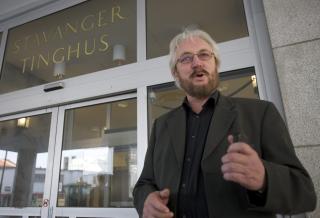 VILLE LESE BREV: Men Einar Baardsen ble stoppet av retten da han ville h�ytlese det personlige brevet fra den dav�rende Liverpool-proffen. Foto: Alf Ove Hansen / SCANPIX