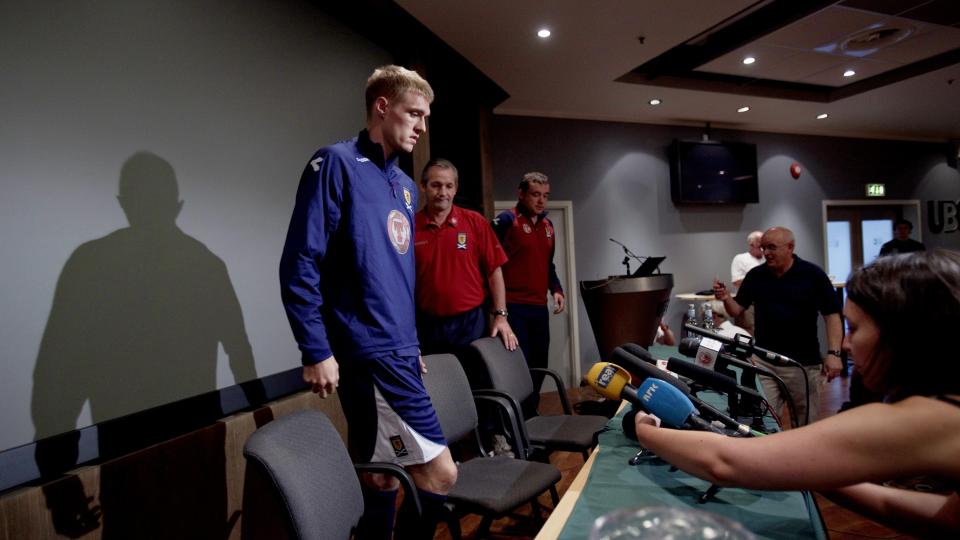 HEMMELIGHETSFULLE: B�de kaptein Darren Fletcher (t.v.) og landslagssjef George Burley snakket om morgendagens kamp i runde vendinger.Foto: Stian Lysberg Solum / SCANPIX