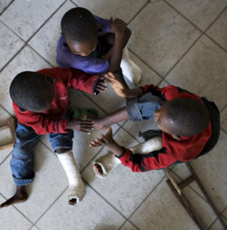 OFRENE: Tre unge krigsofre sitter i en gang p� et sykehus i Goma i Kongo. Hvorvidt de er rammet av Bouts v�pen er ikke kjent, men russeren har bidratt med v�pen til den blodige borgerkrigen som fortsatt p�g�r. Foto: REUTERS/Finbarr O'Reilly/Scanpix