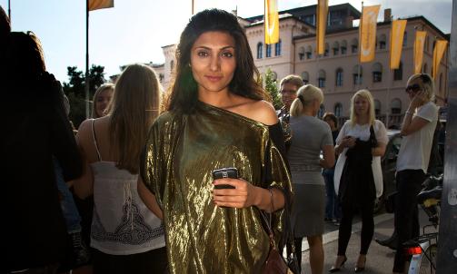  ROCKA: Artisten Samsaya stilte p� Oslo Fashion Week i kjole fra Daniel S�rensen. - Dette er nok litt mer rocka enn det jeg pleier � ha p� meg, men det er jo �yafestival ogs� denne uka, sier hun til Dagbladet.no. Foto: Eirik Urke