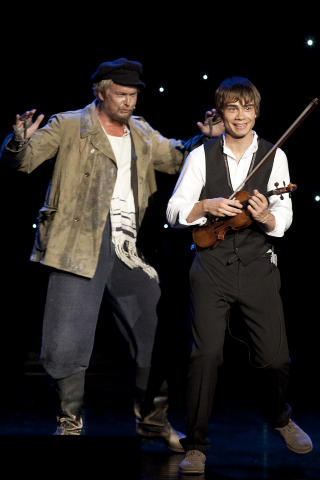 VENNER: Alexander Rybak fikk bes�k av Dennis Storh�i p� scenen. Foto: Henning Lilleg�rd