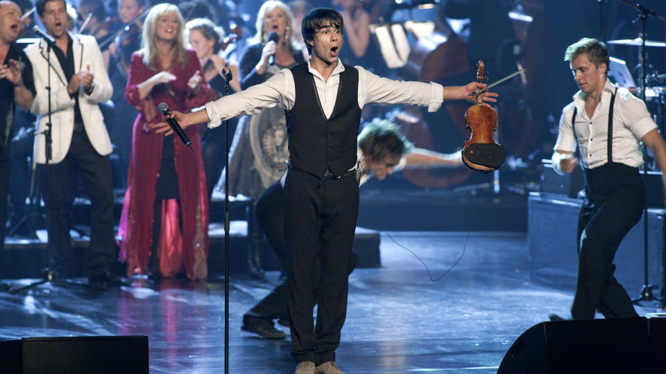 OPERA-RYBAK: Alexander Rybak innr�mmer at han er sliten etter et halvt �r med hardkj�r. Foto: Henning Lilleg�rd